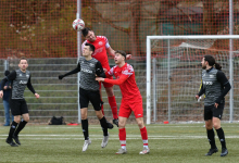 René Hirschka (FC Rottenburg, #05) klaert mit Kopfball,

SG Reutlingen vs. FC Rottenburg, Fussball, Bezirksliga Alb, 22. Spieltag, Saison 2023/24, 24.03.2024