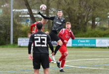 Tobias Burghardt (SG Reutlingen, #29) und Loris Zettel (FC Rottenburg, #08) im Kopfballduell, Lukas Behr (FC Rottenburg, #11) schaut zu

SG Reutlingen vs. FC Rottenburg, Fussball, Bezirksliga Alb, 22. Spieltag, Saison 2023/24, 24.03.2024