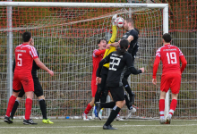 Torwart Julian Haefner (FC Rottenburg, #26) mit der Hand am Ball gegen den Kopfball von Florian Stieb (SG Reutlingen, #27)

SG Reutlingen vs. FC Rottenburg, Fussball, Bezirksliga Alb, 22. Spieltag, Saison 2023/24, 24.03.2024