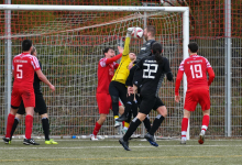 Torwart Julian Haefner (FC Rottenburg, #26) mit der Hand am Ball gegen den Kopfball von Florian Stieb (SG Reutlingen, #27)

SG Reutlingen vs. FC Rottenburg, Fussball, Bezirksliga Alb, 22. Spieltag, Saison 2023/24, 24.03.2024