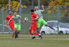 Erdem Sonay (SG Empfingen, #17), Stefan Seidel (FC Rottenburg, #07) beim Zweikampf

SG Empfingen vs. FC Rottenburg, Fussball, Landesliga 3 Wuerttemberg, 10. Spieltag, Saison 2024/2025, 19.10.2024, 

Foto: Ralph Kunze